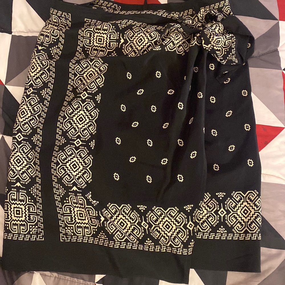 DKNY Size 8 silk skirt